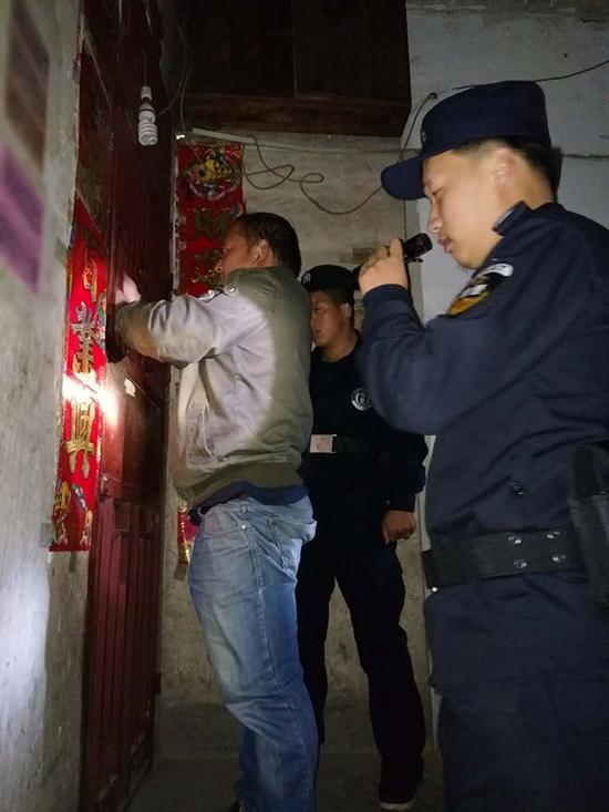 雨樟镇粗心妈妈误将幼女锁家中 